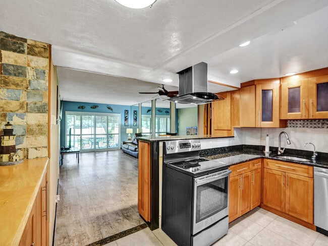 Building Photo - 3150 N Palm Aire Dr