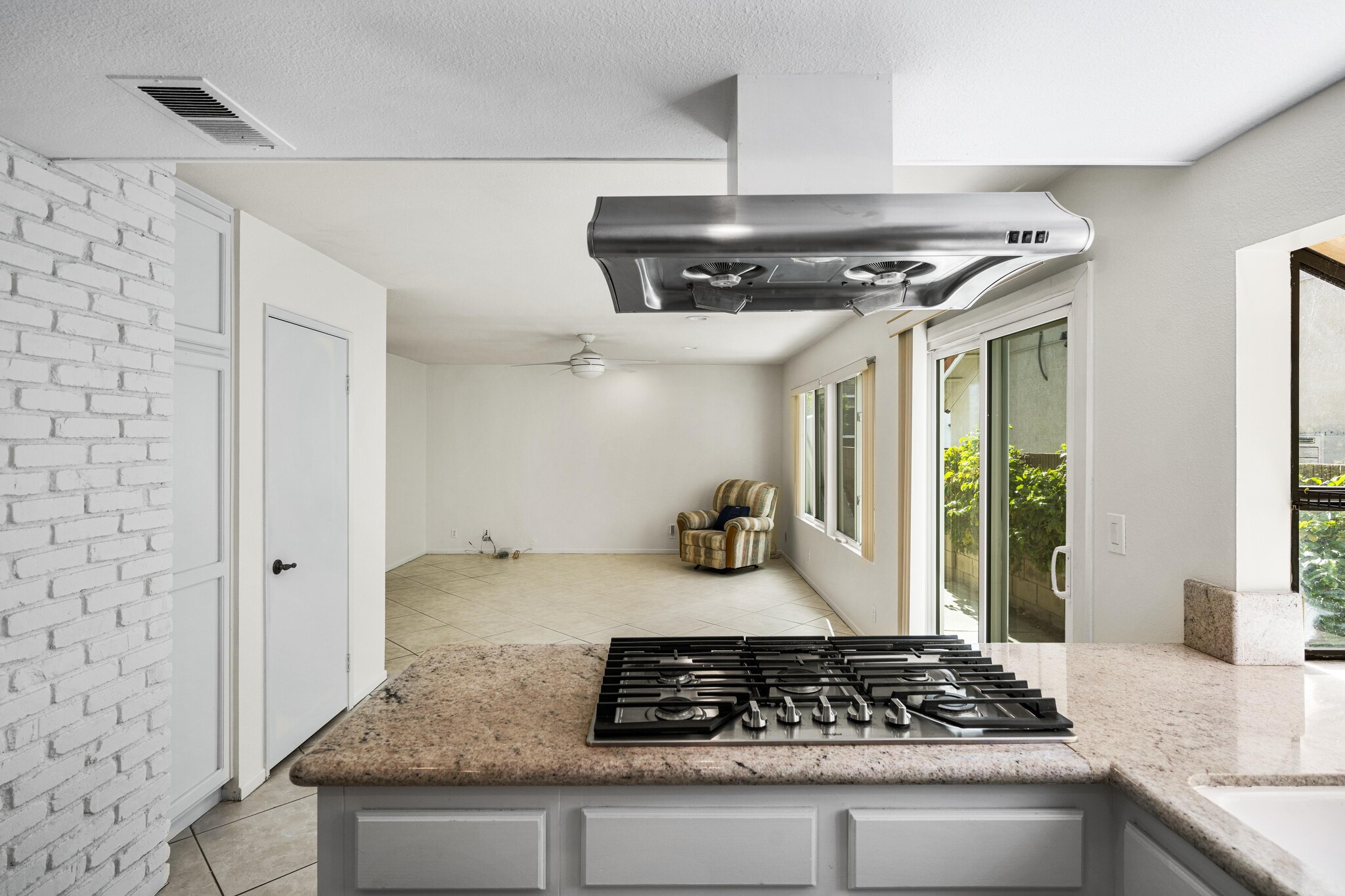 Building Photo - 24681 Creekview Dr