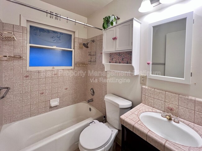 Building Photo - 1132 W Saginaw Way