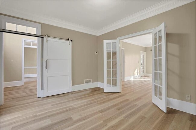 Building Photo - 2020 Oak Ln