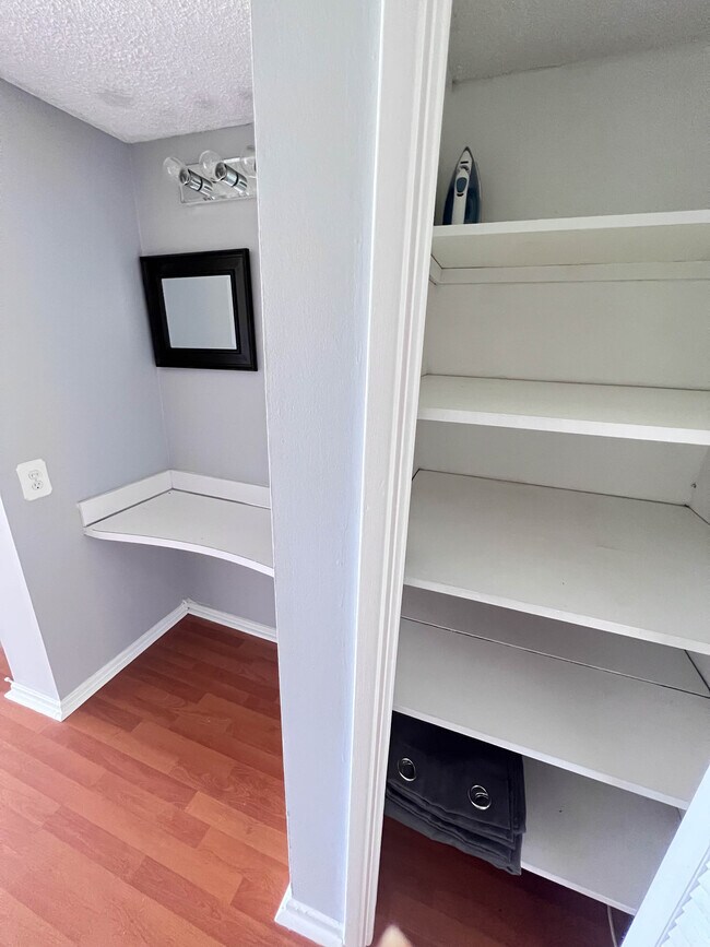 Building Photo - 2850 N Palm Aire Dr