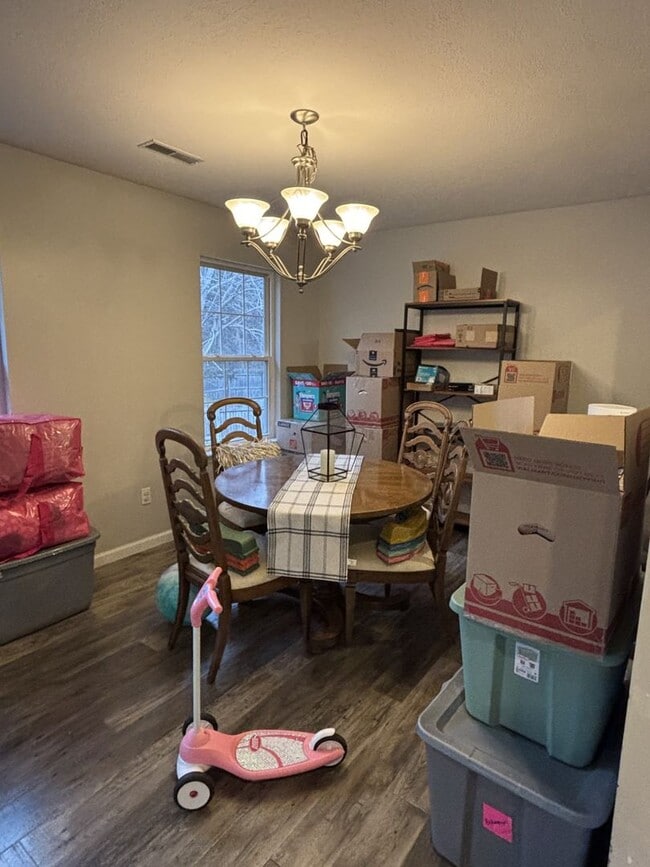 Building Photo - Gorgeous 3 Bedroom 2 Bathroom House!