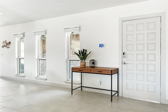 Building Photo - 2212 Parkhaven Dr