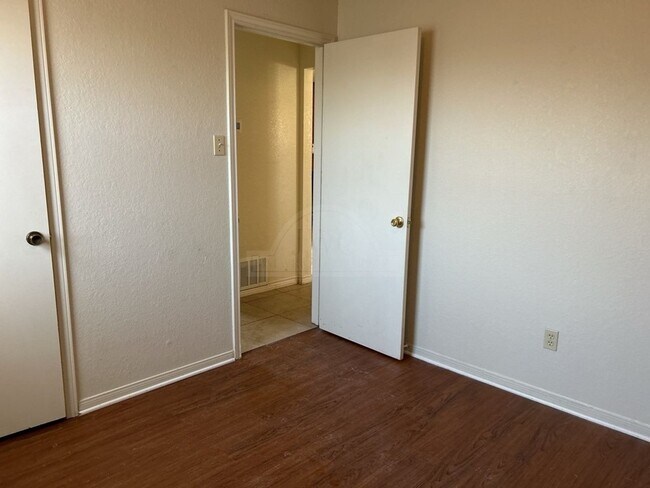 Building Photo - 206 Sorrell Dr