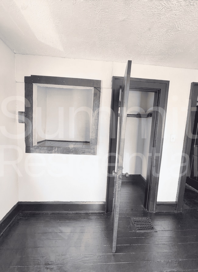 Building Photo - 4 Bedroom House for Rent