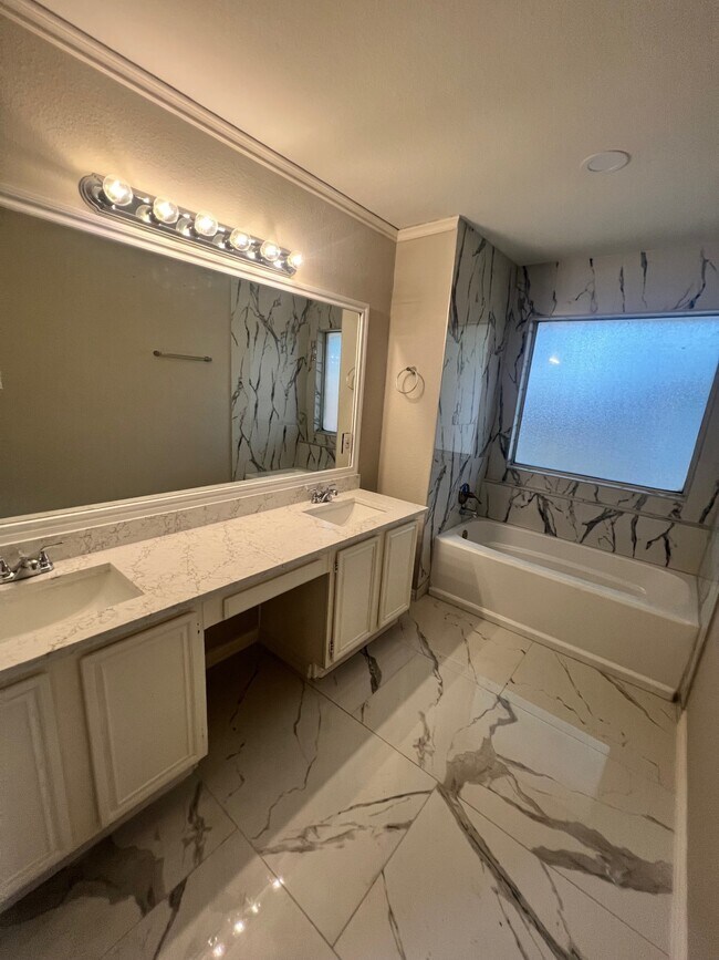 Building Photo - 2213 Ridgewood Dr