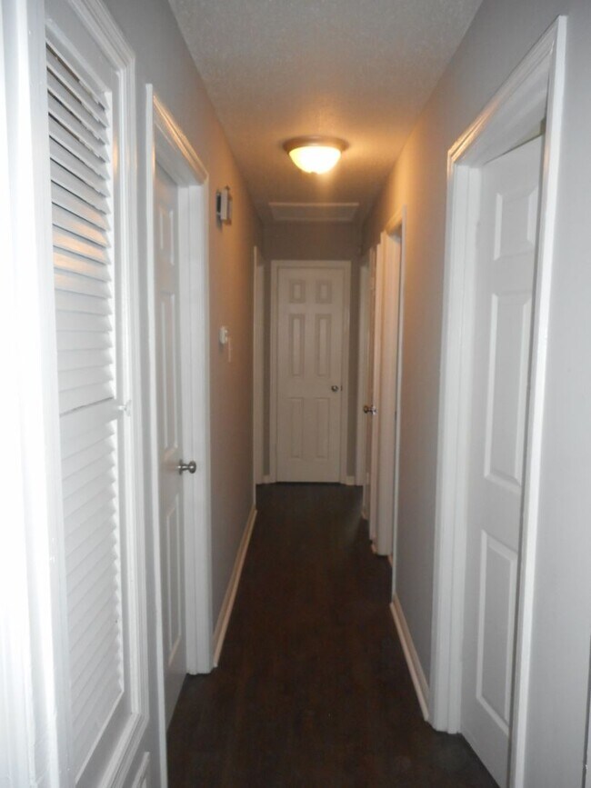 Building Photo - Charming 3 Bedroom, 1.5 Bath Home with Gar...