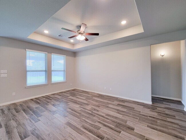 Building Photo - Quiet Cul De Sac! Tray Ceiling in Family & Primary suite. Wood Like Tile, Modern Gray Walls, Grea...