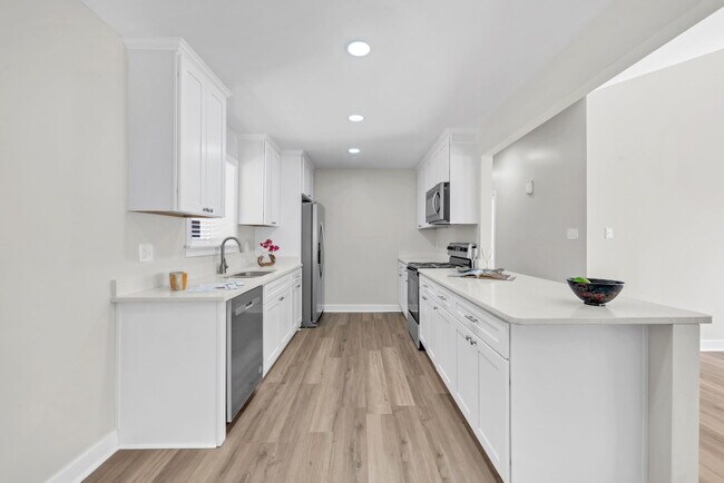 Open Kitchen - 6 Sundance Pl