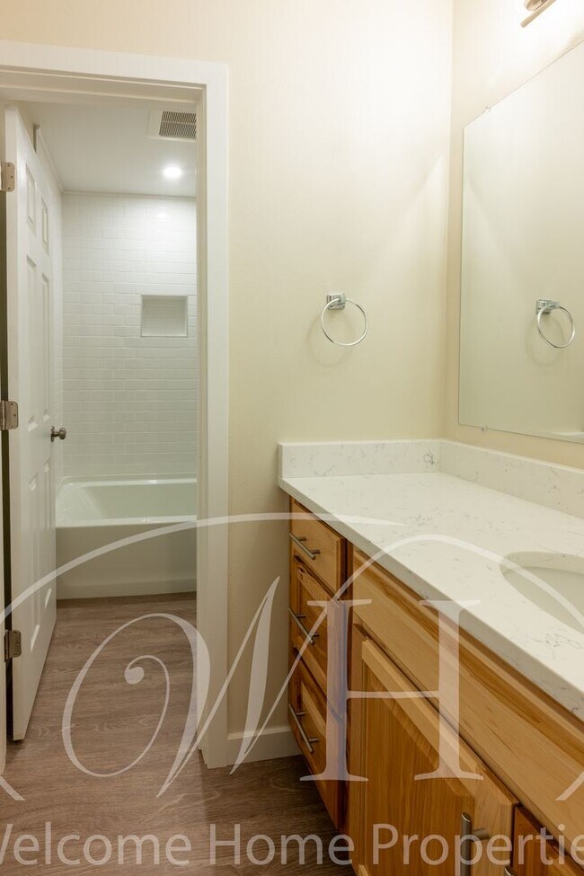 Building Photo - Spacious 2 bedroom duplex with attached garage