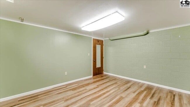 Building Photo - 3 bedroom, 1.5 bath, 2 car garage - Great ...