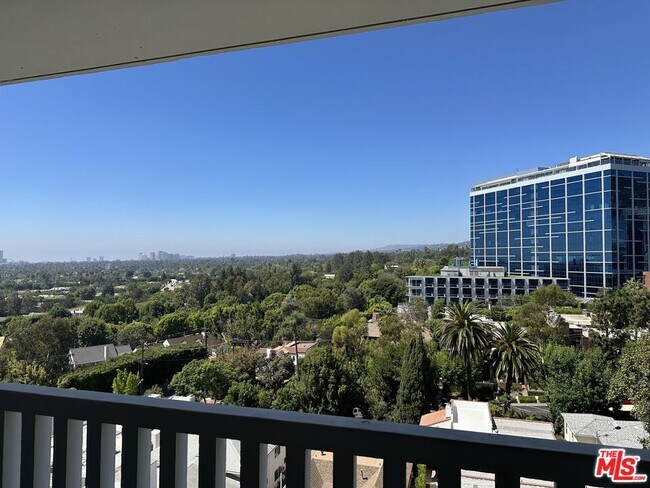 Primary Photo - 999 N Doheny Dr