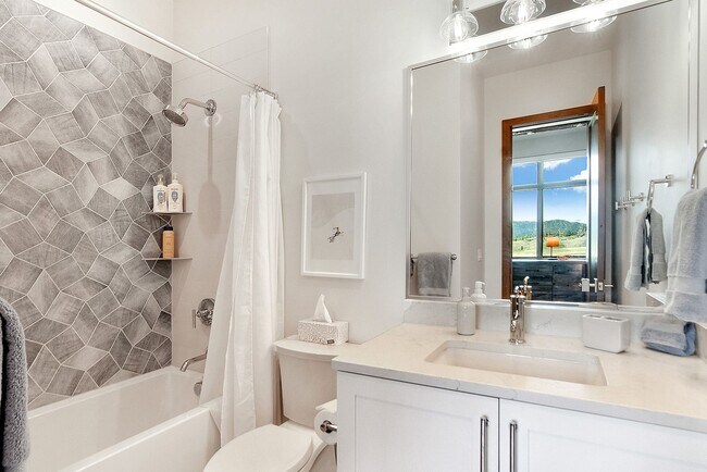 Building Photo - Luxury ski season rental is an entertainer...