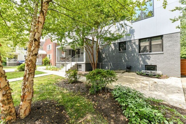 Building Photo - 720 N Jackson St
