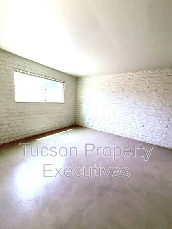 Building Photo - 319 E Blacklidge Dr