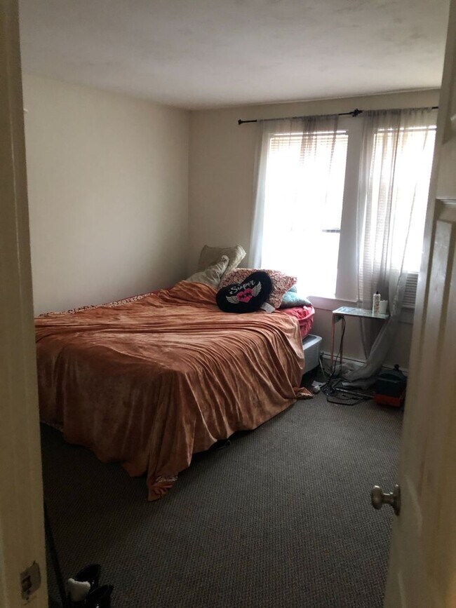 Building Photo - 17 Uni