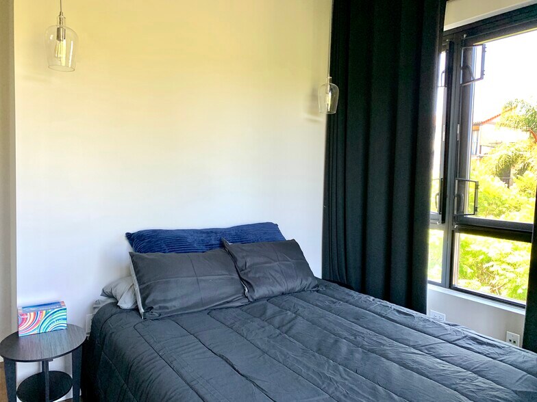 Master bedroom - 889 Date St