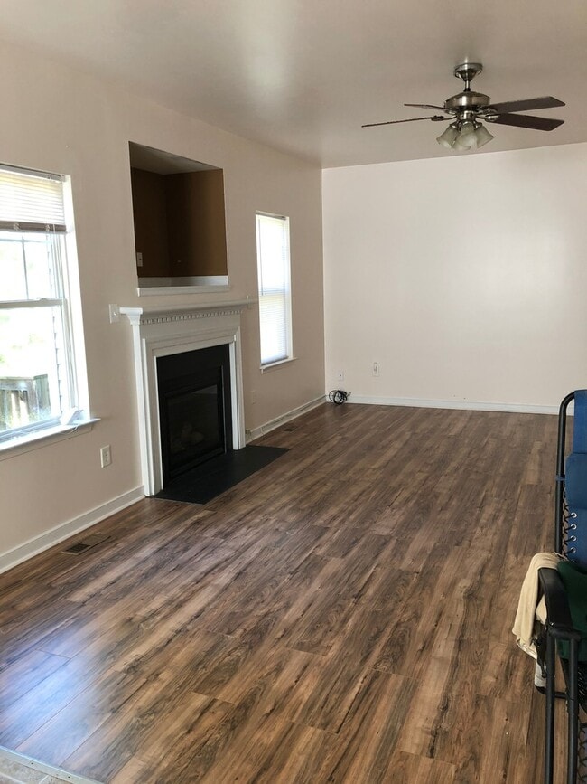 Building Photo - 3 Bdrm/2.5 Bth Home Located Close to I-95