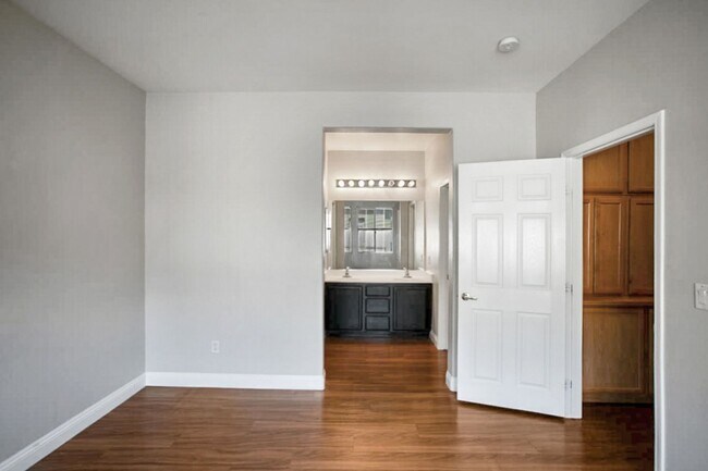 Building Photo - 2 Bed, Den, 1 Car Garage, Gated Northwest Condo