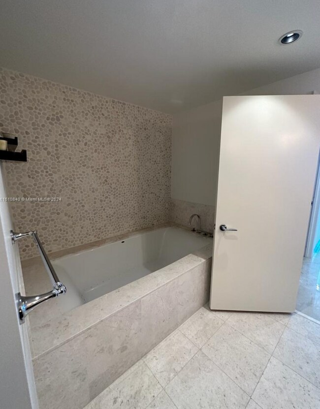 Building Photo - Breathtaking views from this fully furnish...