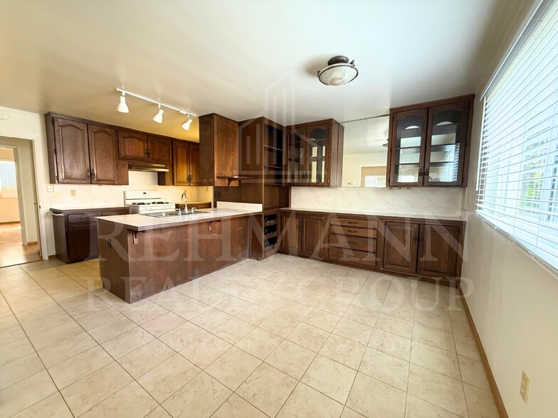 Primary Photo - 4235 Kendall St