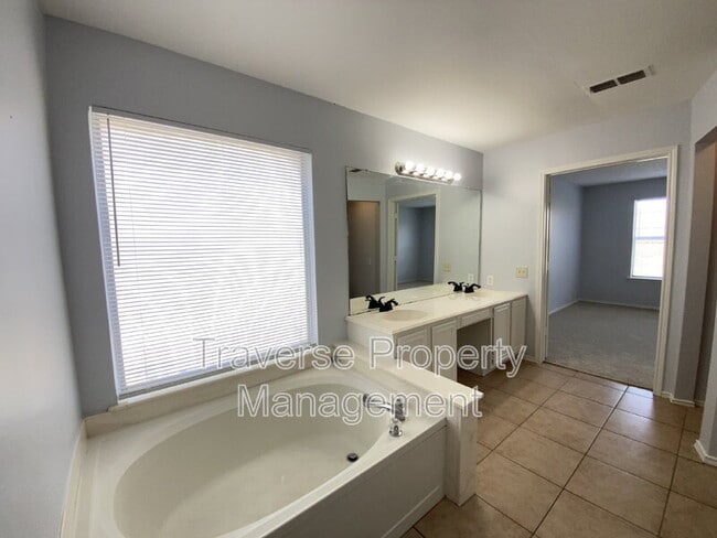 Building Photo - 5204 Vista Verde Dr