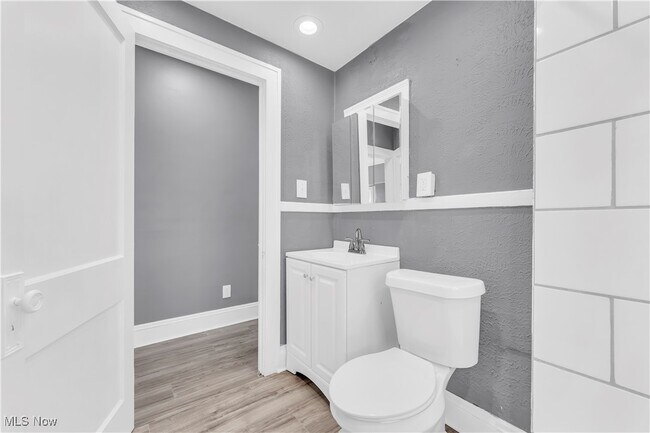 Building Photo - 364 E 161st St