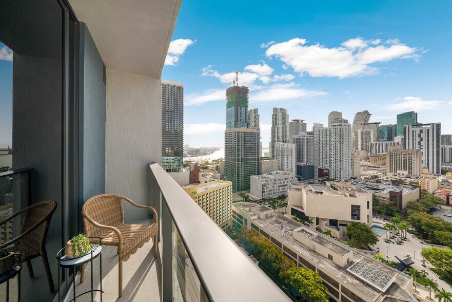 Building Photo - 121 NE 5th St