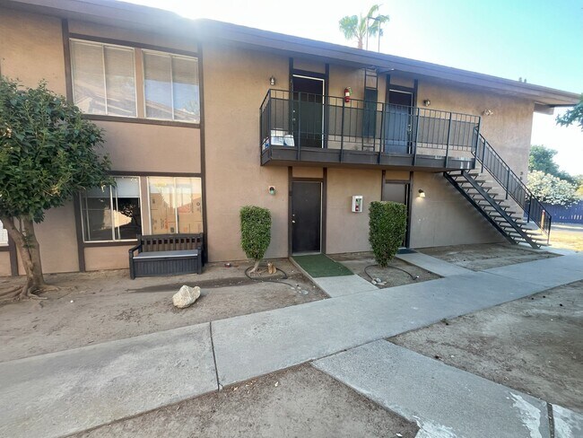 Building Photo - Move in Special!! Upstairs unit MOVE IN READY!!