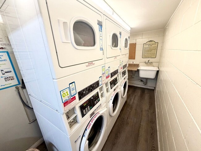 Building Photo - All utilities included 1 bedroom walking distance to Cal Tech