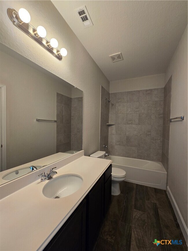 Building Photo - 1324 Spring Row St