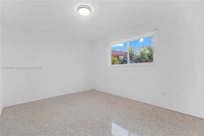 Building Photo - 2931 SW 39th Ave