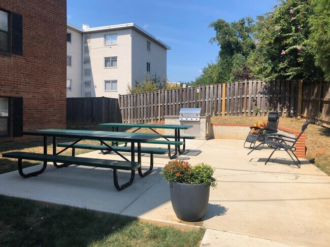 Building Photo - 1215 N Quinn St