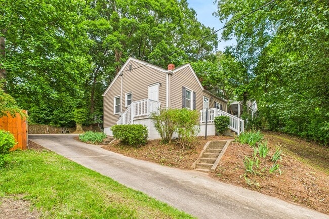 Building Photo - Adorable Home, Harwood Floors and Convenie...
