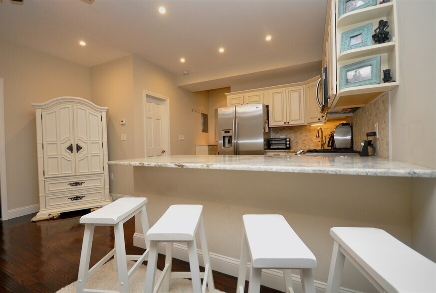 Building Photo - 531 Beacon St