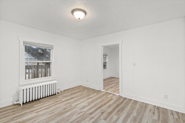 Building Photo - 2 bedroom / 1 bathroom apartment with Easy Commute or Walk to Drake University!