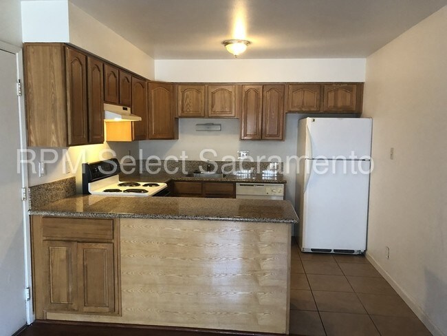 Building Photo - Updated 3 bed 2 bath duplex