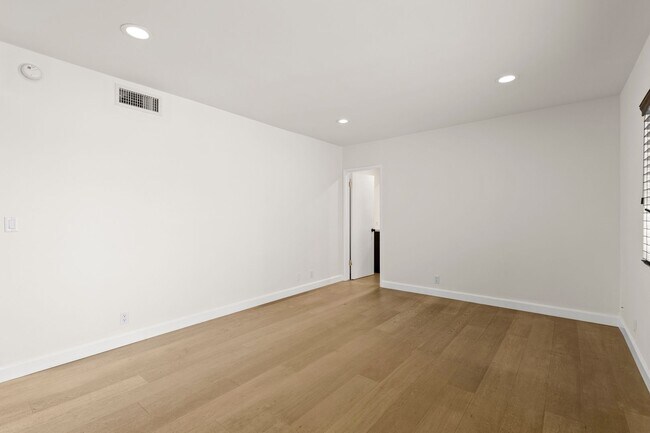 Building Photo - 148 S Oakhurst Dr