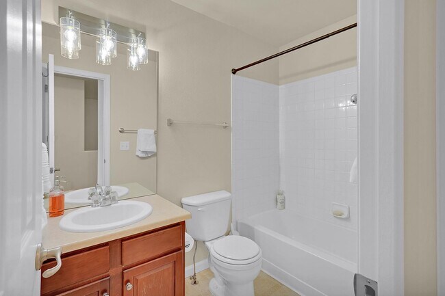 Building Photo - Immaculate 3 Bedroom Townhome Near Downtown COS