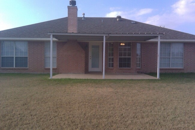 Building Photo - THREE BEDROOMS THREE BATHS, FENCED BACKYARD