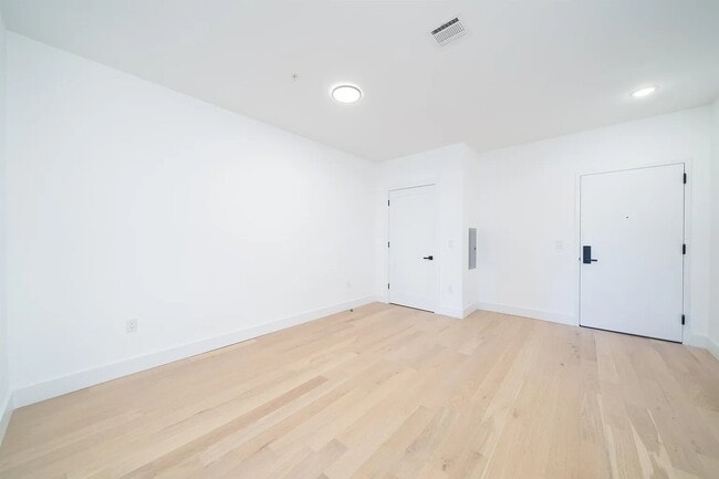 Building Photo - 649 38th St