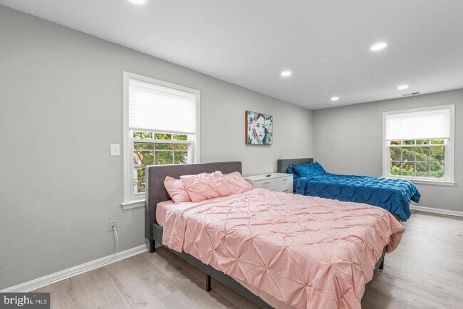 Building Photo - 2921 Brook Dr