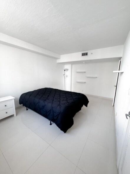Building Photo - 3001 S Ocean Dr