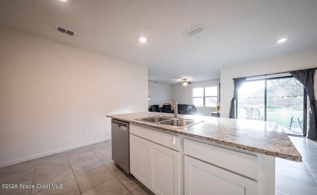 Building Photo - 487 Old Country