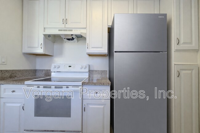 Building Photo - 2513 Ruhland Ave