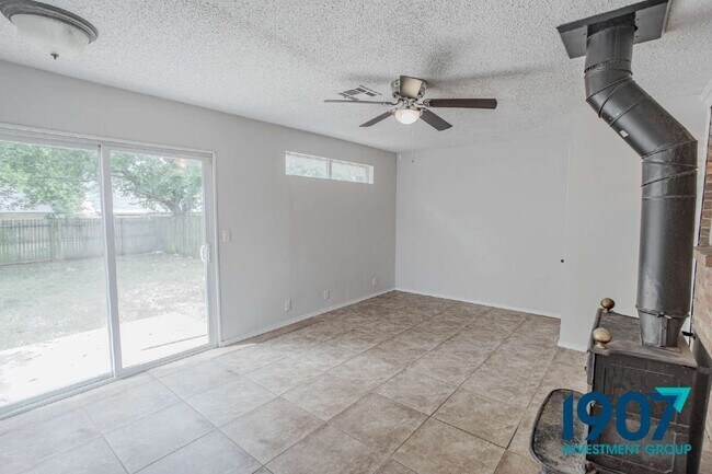 Building Photo - 1618 Village Dr
