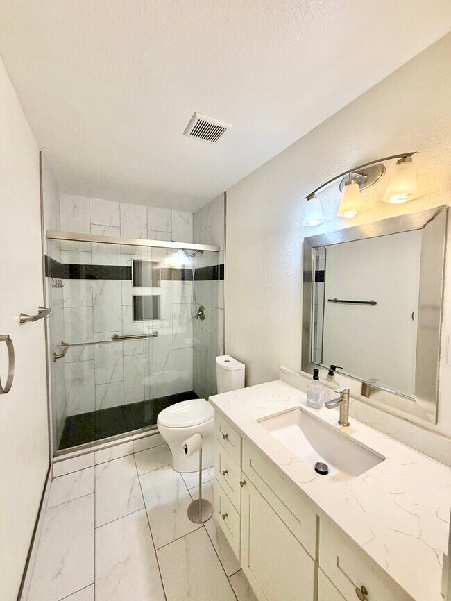 Building Photo - Beautifully updated 3 bedroom 2 bathroom duplex in Carmichael!