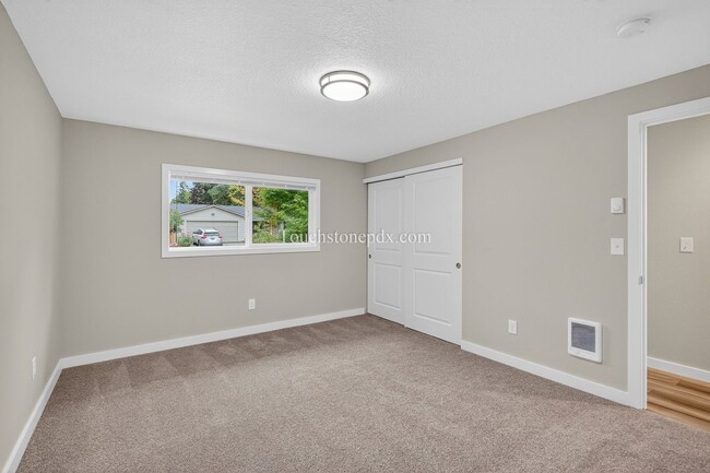 Building Photo - 119 SE Sweetbriar Ln