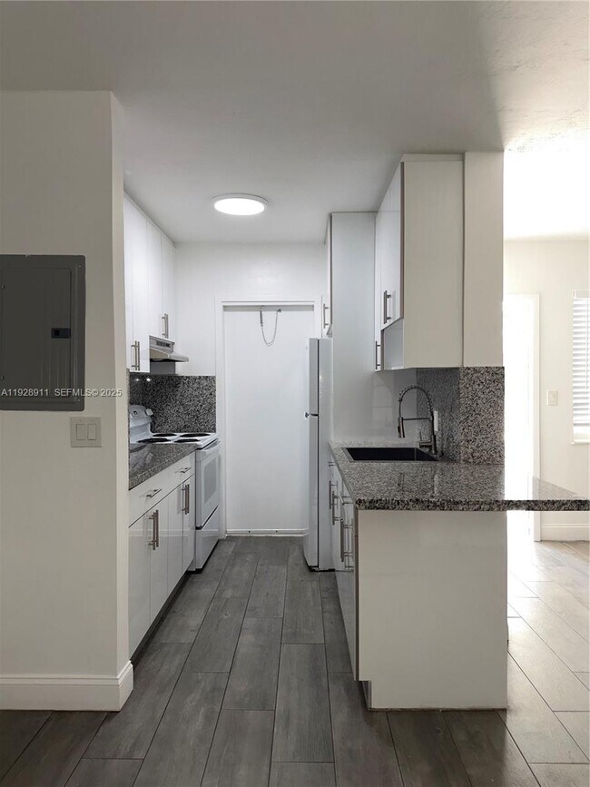 Building Photo - 1895 Venice Park Dr