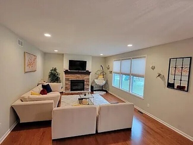 Building Photo - Executive Living at Its Finest — Okemos, MI
